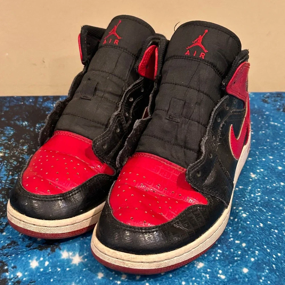 Jordan 1 Mid GS Bred Text Black Red White DM9650-001 Size 7Y Mens 7 Womens 8.5